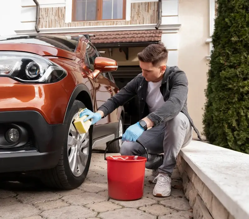 Lavage auto à domicile Vielverge : professionnel intervenant sur un véhicule